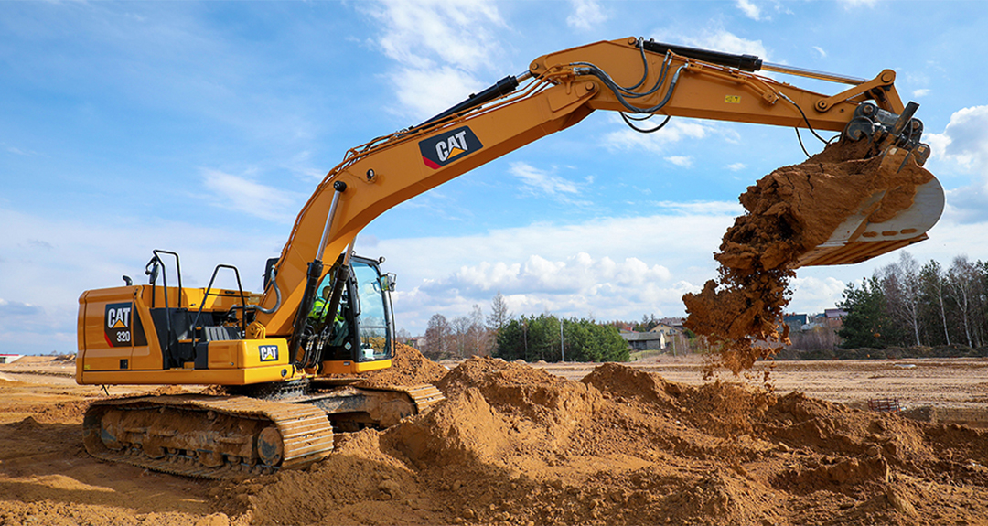 Gelber Bagger beim Bau eines neuen Mobilfunkmastes