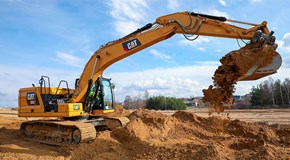 Bagger auf Freifläche Gelber Bagger beim Bau eines neuen Mobilfunkmastes