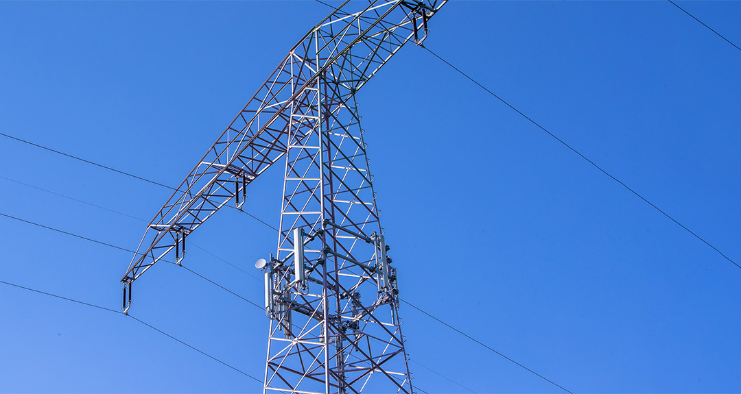 Ertüchtigter Strommast mit Mobilfunkantenne