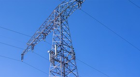 Ertüchtigter Strommast mit Mobilfunkantenne Ertüchtigter Strommast mit Mobilfunkantenne