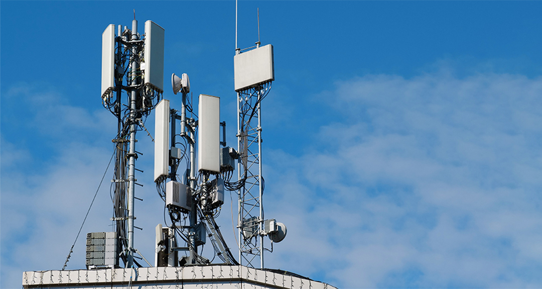 Mobilfunkmast auf einem Gebäudedach