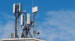 Mobilfunkmast auf einem Gebäudedach Mobilfunkmast auf einem Gebäudedach